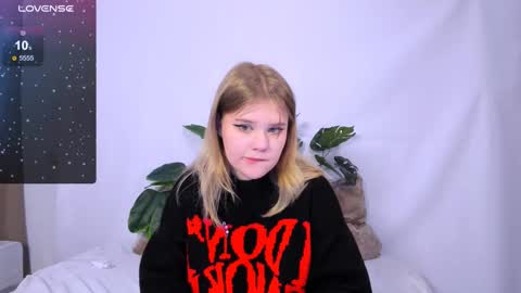 Snapshot of mina27372 chatting on 03.04.25 hi Im Mina  online show from 03.04.25