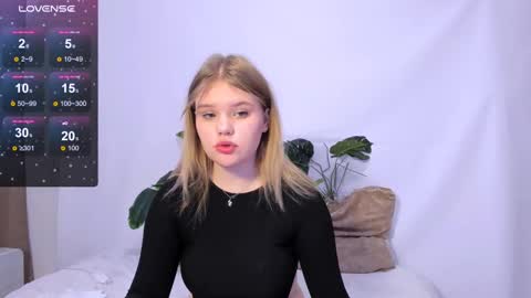 Snapshot of mina27372 chatting on 03.05.25 hi Im Mina  online show from 03.05.25