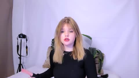 Snapshot of mina27372 chatting on 03.05.25 hi Im Mina  online show from 03.05.25