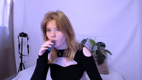 Snapshot of mina27372 chatting on 03.08.25 hi Im Mina  online show from 03.08.25