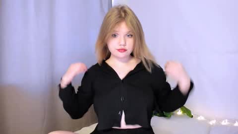 Snapshot of mina27372 chatting on 03.09.25 hi Im Mina  online show from 03.09.25