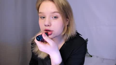 Snapshot of mina27372 chatting on 03.10.25 hi Im Mina  online show from 03.10.25