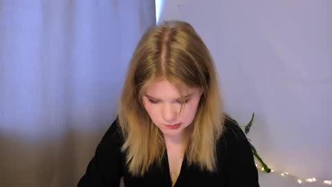 Snapshot of mina27372 chatting on 03.10.25 hi Im Mina  online show from 03.10.25