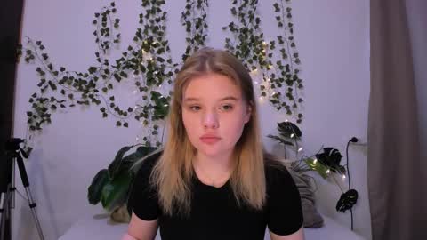 Snapshot of mina27372 chatting on 03.12.25 hi Im Mina  online show from 03.12.25