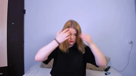 Snapshot of mina27372 chatting on 09.25.25 hi Im Mina  online show from 09.25.25