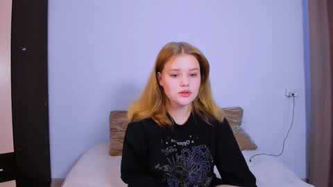 Snapshot of mina27372 chatting on 10.12.25 hi Im Mina  online show from 10.12.25