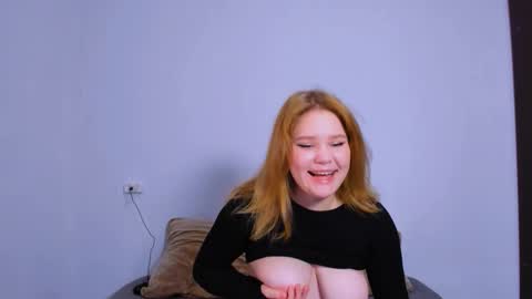 Snapshot of mina27372 chatting on 10.12.25 hi Im Mina  online show from 10.12.25