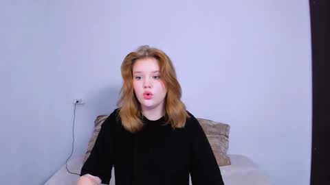 Snapshot of mina27372 chatting on 10.16.25 hi Im Mina  online show from 10.16.25