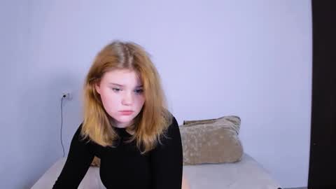 Snapshot of mina27372 chatting on 10.18.25 hi Im Mina  online show from 10.18.25