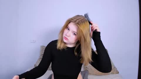 Snapshot of mina27372 chatting on 10.21.25 hi Im Mina  online show from 10.21.25