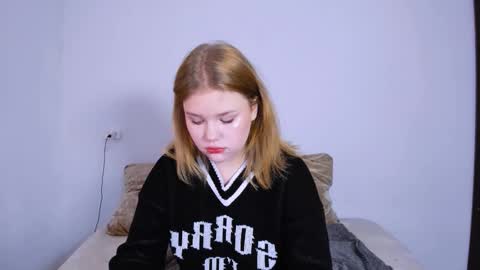 Snapshot of mina27372 chatting on 10.22.25 hi Im Mina  online show from 10.22.25