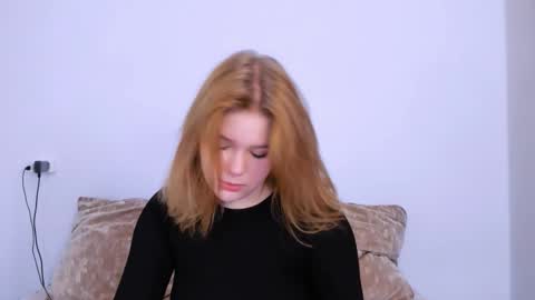 Snapshot of mina27372 chatting on 10.26.25 hi Im Mina  online show from 10.26.25