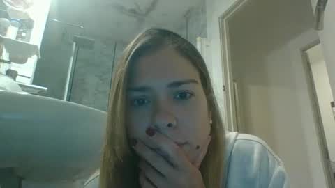 Snapshot of mindy_moon chatting on 11.05.25 Anna online show from 11.05.25