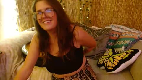 Snapshot of mindymounds chatting on 10.22.25 Mindy online show from 10.22.25