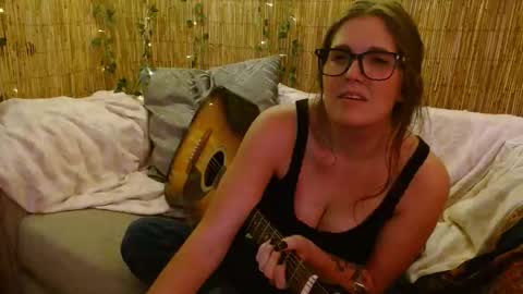 Snapshot of mindymounds chatting on 10.25.25 Mindy online show from 10.25.25