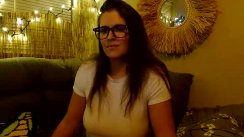 Snapshot of mindymounds chatting on 10.30.25 Mindy online show from 10.30.25