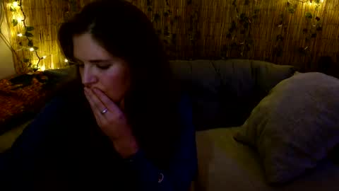 Snapshot of mindymounds chatting on 11.19.25 Mindy online show from 11.19.25