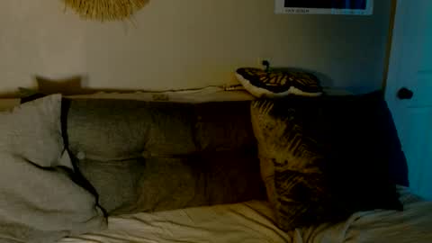 Snapshot of mindymounds chatting on 12.14.25 Mindy online show from 12.14.25