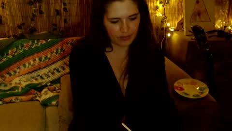 Snapshot of mindymounds chatting on 12.22.25 Mindy online show from 12.22.25