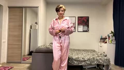 Snapshot of mingjorgenson chatting on 10.05.25 Luna Moon online show from 10.05.25