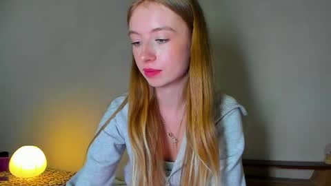 Snapshot of minidiva_ chatting on 05.11.26 Amelia online show from 05.11.26