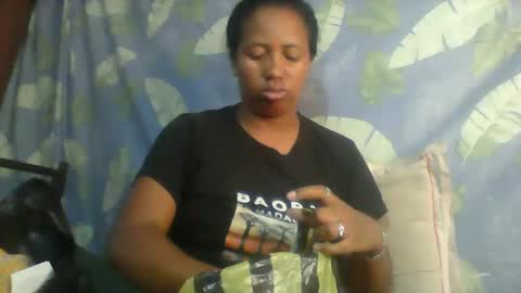 Snapshot of minie4tina chatting on 02.13.25 Minie4Tina online show from 02.13.25