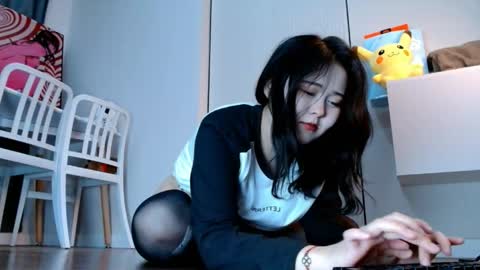 Snapshot of minji_snow chatting on 04.24.26 Minji online show from 04.24.26
