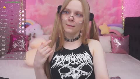 Snapshot of minx_girll chatting on 02.07.25 Vikki online show from 02.07.25