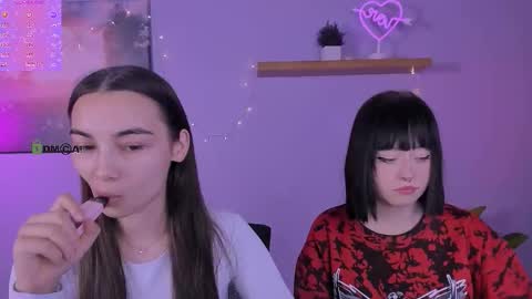 Snapshot of mira_cool_ chatting on 12.18.25 Darling Mira online show from 12.18.25