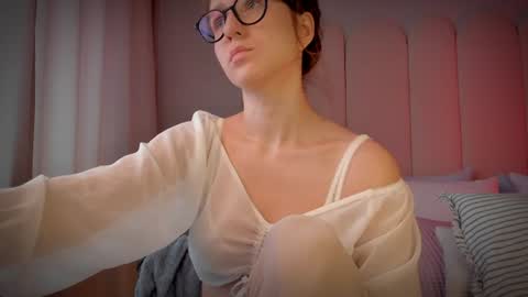 Snapshot of mira_kraviz chatting on 06.22.26 Mira online show from 06.22.26