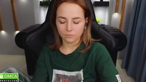 Snapshot of mira_mermayd chatting on 01.12.25 Mira online show from 01.12.25
