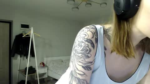 Snapshot of mirakissss chatting on 02.16.26 Mira online show from 02.16.26