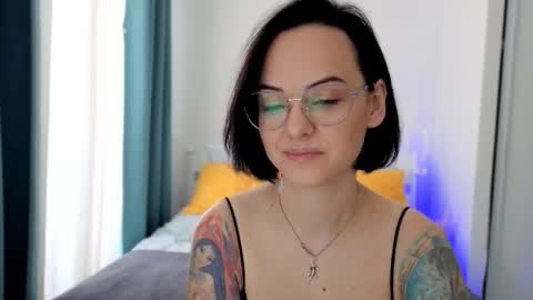 Snapshot of miraskyy chatting on 10.01.25 MiraSkyy online show from 10.01.25