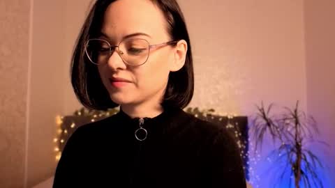 Snapshot of miraskyy chatting on 12.01.25 MiraSkyy online show from 12.01.25