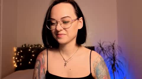 Snapshot of miraskyy chatting on 12.04.25 MiraSkyy online show from 12.04.25