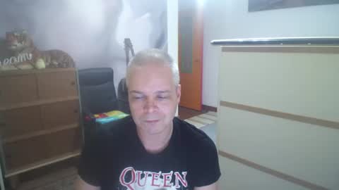 Snapshot of mirwais chatting on 04.16.26 Mirwais online show from 04.16.26