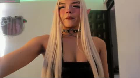 Misa Independent model online show from 01.18.25