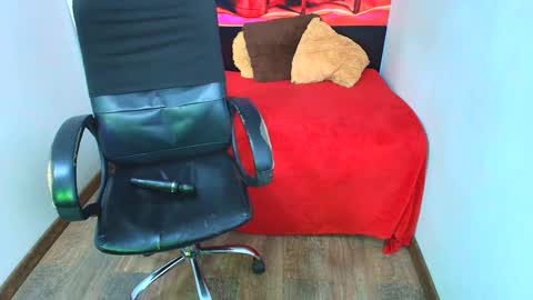 Snapshot of mishka__ chatting on 01.25.25 Mishka online show from 01.25.25