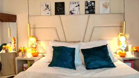 Snapshot of miss__ary_ chatting on 10.28.25 miss__ary_ online show from 10.28.25