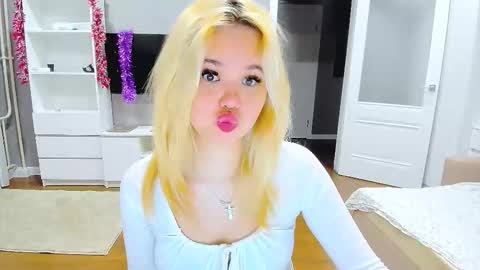 Snapshot of miss__selena chatting on 12.15.25 miss__selena online show from 12.15.25