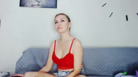 Snapshot of miss_blonde1 chatting on 05.01.26 miss_blonde1 online show from 05.01.26