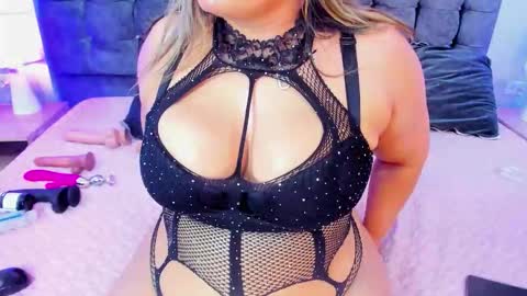 Snapshot of miss_horney chatting on 10.23.25 miss_horney online show from 10.23.25