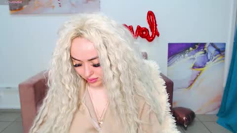 Snapshot of miss_kiten chatting on 02.19.25 miss_kiten online show from 02.19.25