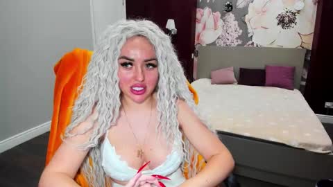 Snapshot of miss_kiten chatting on 09.17.25 miss_kiten online show from 09.17.25