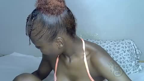 Snapshot of miss_pretty1 chatting on 12.18.25 miss_pretty1 online show from 12.18.25