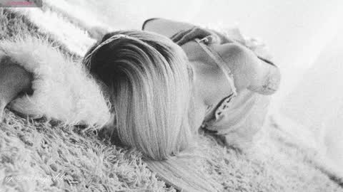 Snapshot of misschloe__ chatting on 11.29.25 Chloe freelance model Please your thumbs up are important online show from 11.29.25