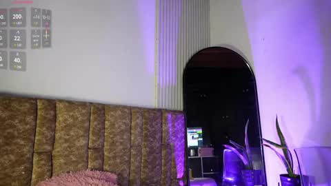 Snapshot of missdionne__curly chatting on 04.08.26 DIONNE online show from 04.08.26