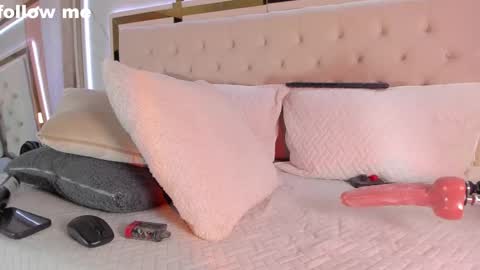 Snapshot of missjuliaa_ chatting on 02.14.25 A N N Y online show from 02.14.25