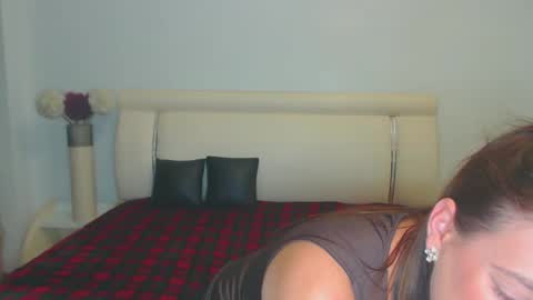 Snapshot of misskhloe chatting on 09.27.25 Khloe online show from 09.27.25