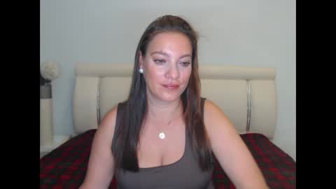 Snapshot of misskhloe chatting on 10.03.25 Khloe online show from 10.03.25